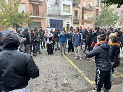 Concentració amb motiu del judici als presumptes responsables de l'ocupació d'un bloc de pisos a Rialp (Foto: ACN)