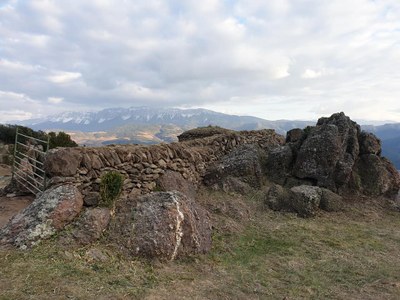 Conjunt de pedra seca de l'Orri de les Collades, a Calbinyà, amb el Cadí al fons (Foto: Cal Serni)