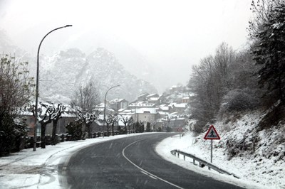 La C-13 a l'altura de Llavorsí, aquest diumenge 8 de desembre (Foto: ACN/Alba Mor)