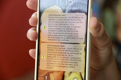 Missatge de mòbil que avisa d'una situació de risc químic (Foto: ACN)