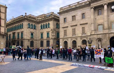 Protesta davant del Palau de la Generalitat contra la proliferació de grans infraestructures energètiques (Foto: Associació de Micropobles de Catalunya)