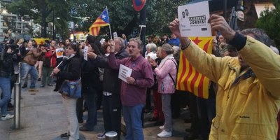 Protesta davant l'ambaixada d'Espanya a Andorra en suport a Cuixart i Sànchez (Foto: El Periòdic)