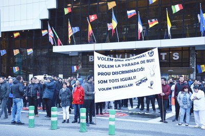 Protesta d'empleats del Punt de Trobada per reclamar la millora dels accessos