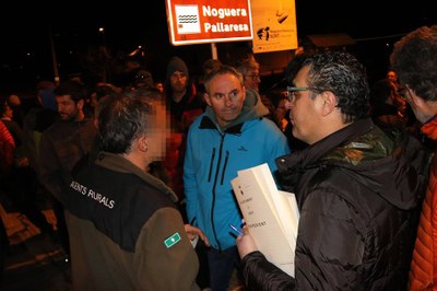 Protesta veïnal a Sort contra la paralització les obres del canal d'aigües braves (Foto: ACN)