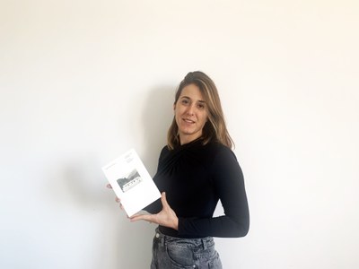 L'autora, Sigrid Remacha, mostra un exemplar del llibre 'L'hospital de cartró de Capdella. Una icona de l'arquitectura prefabricada' (Foto: mNACTEC)