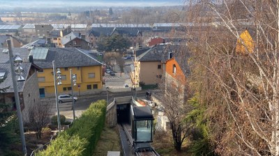 L'actual ascensor inclinat d'accés al centre de Puigcerdà, a prop de l'estació de tren (Foto: ACN)