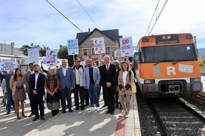 Cartells de protesta en l'acte commemoratiu del centenari de l'arribada del tren a Puigcerdà (Foto: Aj. Puigcerdà)