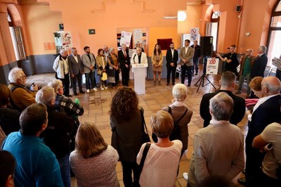 Parlaments del centenari de l'arribada del tren a Puigcerdà, amb la presència de cartells de protesta (Foto: Aj. Puigcerdà)