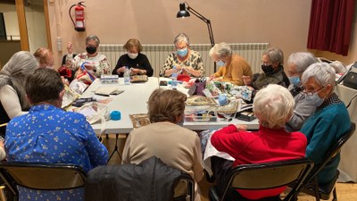 Un grup d'usuàries del Casal d'Avis de Puigcerdà fent labors en una sala del Museu Cerdà (Foto: ACN)