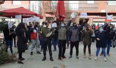 Protesta a la plaça de l'Ajuntament de Puigcerdà pel tancament perimetral de la Cerdanya (Imatge: @nadalcabiscol)