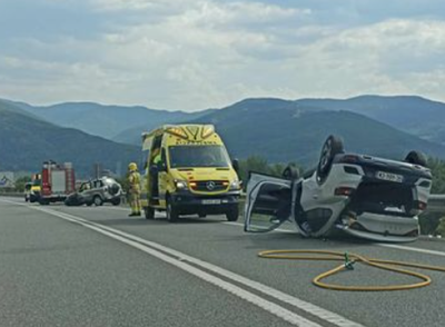 Un cotxe bolcat de resultes de l'accident d'aquest dimarts a l'N-145, a la Seu (Foto: José Manuel Delgado Ruano)