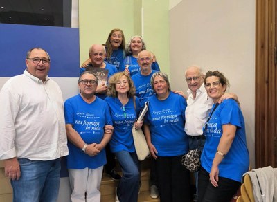 Ramon Besora amb els membres de Terra Escrita i amb l'alcalde d'Organyà, Celestí Vilà, en l'homenatge que l'escriptor ha rebut a la seu de l'Associació Rosa Sensat a Barcelona (Foto: Terra Escrita)