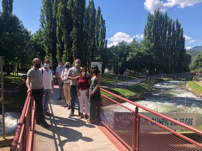 Raül Romeva, acompanyat de representants d'ERC Alt Urgell, al Parc Olímpic del Segre 