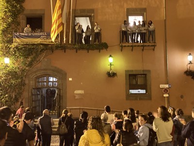Jugadores i cos tècnic del Cadí La Seu ofereixen a l'afició el títol de Lliga Catalana Femenina 2022