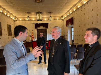 Joan Barrera conversa amb Joan-Enric Vives i Josep-Lluís Serrano a la sala de plens de l'Ajuntament de la Seu d'Urgell