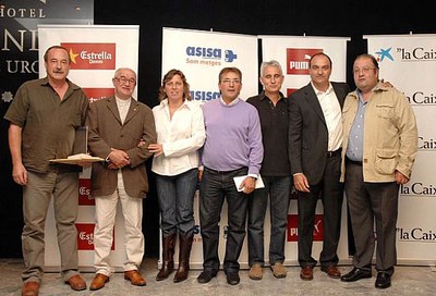 Membres de la Junta Directiva de la Seu F.C. recollint el premi