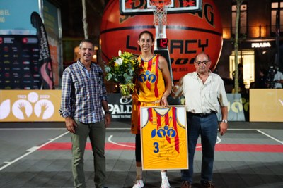 Reconeixement de la Federació Catalana de Basquetbol a Georgina Bahí al 3x3 Urban Fest, a Barcelona (Foto: FCBQ)