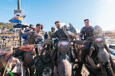 Josep Garcia, Antoine Magain i Teophille Espinasse, els tres primers classificats Pro de la Bassella Race 2026, després de completar una carrera marcada enguany pel fang (Foto: Bassella Race)