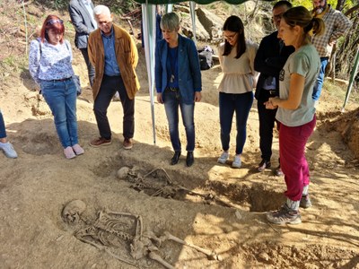 La consellera de Justícia, Lourdes Ciuró, visitant la fossa de Canturri, al municipi de Montferrer i Castellbò i atenent les explicacions de l'equip d'arqueòlegs (Foto: ACN)