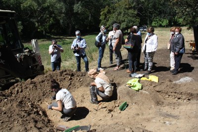 Dos arqueòlegs treballant en l'excavació d'una fossa de la Guerra Civil a Sorpe, a l'Alt Àneu (Foto d'arxiu/ACN)