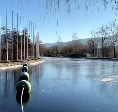 El canal d'aigües tranquil·les del Parc del Segre, glaçat per les baixes temperatures, 06.01.2021 (Imatge: Meteo Pirineus Catalans)