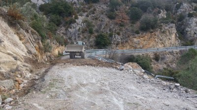 Treballs a la carretera de Montant de Tost després del despreniment (Foto: Diputació de Lleida)