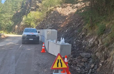 Els blocs de contenció instal·lats al voral de la CG-6, on una esllavissada va obligar a tallar el trànsit cap a Os de Civís des d'Andorra (Foto: Comú de Sant Julià de Lòria)