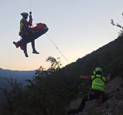 Rescat d'un parapentista a Organyà, aquest diumenge al vespre (Foto: Bombers Generalitat)