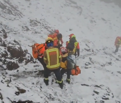 Efectius del GRAE traslladen amb llitera un dels excursionistes rescatats a la zona de Certascan (Imatge: Bombers Generalitat)