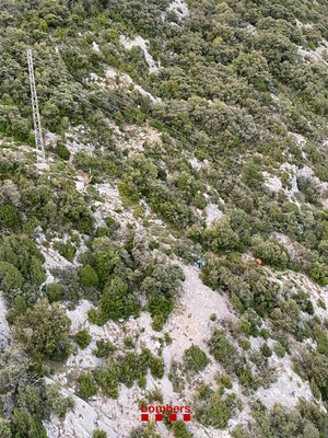 Rescat de dos parapentistes en una zona de difícil accés a Organyà (Foto: Bombers Generalitat)
