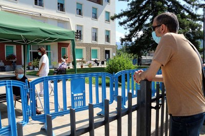 Trobada entre una resident i el seu fill al centre Verge de Ribera, a la Pobla de Segur (Foto: ACN)