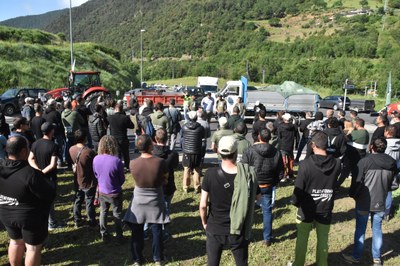 Reunió dels manifestants a la protesta de l'N-145 aquest matí, just abans que s'aixequessin els talls de carretera arreu dels Pirineus