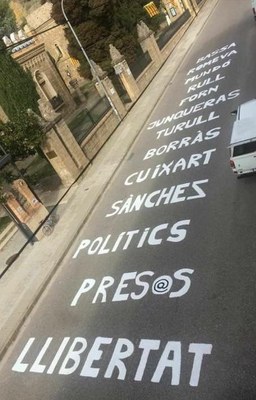 Mural gegant a l'N-260 a la Pobla per l'alliberament dels presos polítics (Foto: CDR Pallars Jussà)