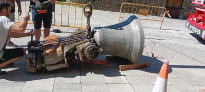 Una de les campanes de Santa Maria de Vilamòs (Val d'Aran) que han estat traslladades a un taller d'una empresa de restauració (Foto: Conselh Generau d'Aran)