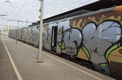 Un dels vagons vandalitzats aquest cap de setmana a l'estació de Ribes de Freser (Foto: cedida per RENFE)