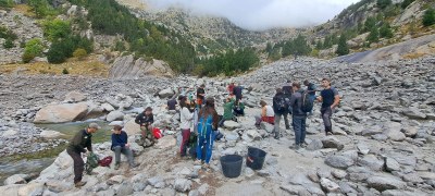 Acció voluntària de neteja al pantà de Cavallers (Foto: ACN / Marta Lluvich)
