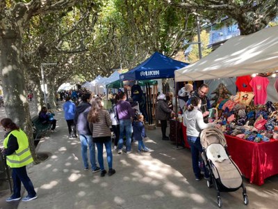 El passeig Joan Brudieu ha acollit enguany la mostra d'Artesans no Alimentaris de la Fira de Sant Ermengol