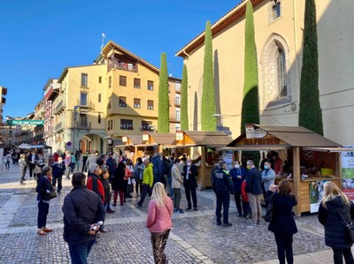 La plaça dels Oms, durant la Fira de Sant Ermengol 2021, amb la Mostra d'Artesans Alimentaris del Pirineu-Km.0