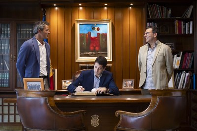 Joan Barrera, acompanyat de David Astrié i Miquel Canturri, signa al llibre d'honor del Comú d'Andorra la Vella (Foto: @AndorraCapital)