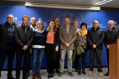 Jordi Fàbrega, Meritxell Serret i els aficionats del Sedis desplaçats a Bèlgica, a la Delegació del Govern català davant la UE (@Catalonia_EU)