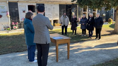 Acte de dignificació de les restes d'un soldat de la Guerra Civil, al cementiri d'Adrall (Foto: ACN)