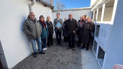 Les restes del soldat republicà desconegut localitzat a Adrall ja reposen al cementiri del poble (Foto: Albert Lijarcio/ACN)