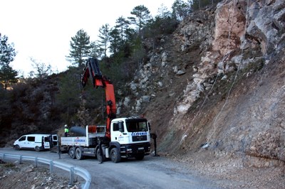 Obres al talús de la carretera d'accés a Torà de Tost, a Ribera d'Urgellet (Foto: ACN)