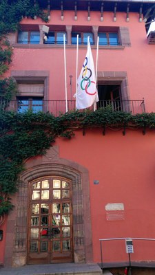 La bandera olímpica, onejant a l'Ajuntament de la Seu