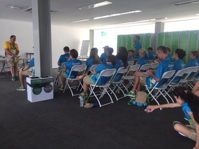 Enric Balastegui, dempeus, a una reunió d'àrbitres de Rio 2016 (Foto: ICF)
