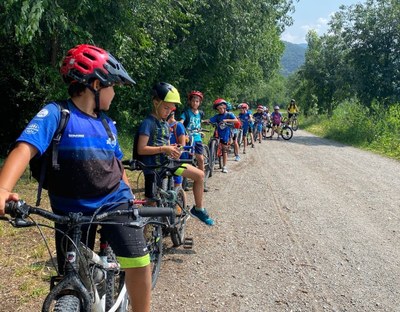 Un grup d'infants en una sortida amb BTT inclosa a les activitats d''A l'Estiu, Aventura'