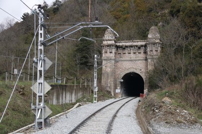 Entrada del túnel de Toses (Ripollès) per on hi circulen els trens de l'R3 en direcció a Puigcerdà (Foto d'arxiu/ACN)