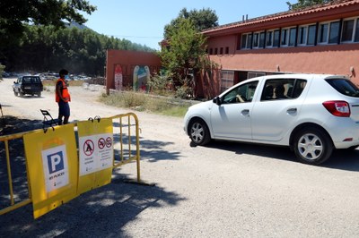 Entrada a l'aparcament de Salàs de Pallars, a la zona de bany de l'embassament de Sant Antoni (Foto: ACN)