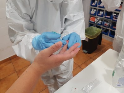 Petita extracció de sang en un dit per dur a terme una prova per detectar el coronavirus a una residència de la Pobla de Segur (Foto: Departament de Salut)