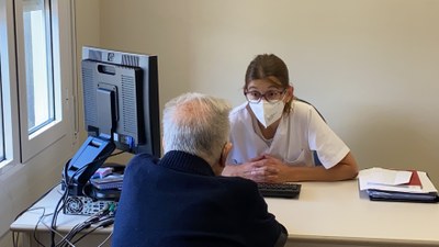 La geriatra Alba Roig, del PADES Cerdanya, atenent un pacient a la nova consulta de geriatria de la Fundació Hospital de Puigcerdà (Foto: ACN)
